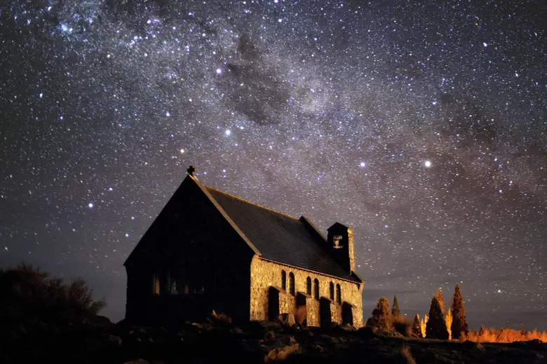 Via Láctea sobre a Igreja do Bom Pastor, à beira do lago Tekapo