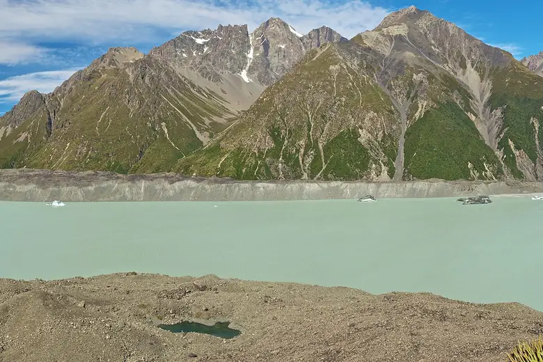 Lago proglacial do glaciar Tasman com paredes de morena, em Aoraki/Mount Cook