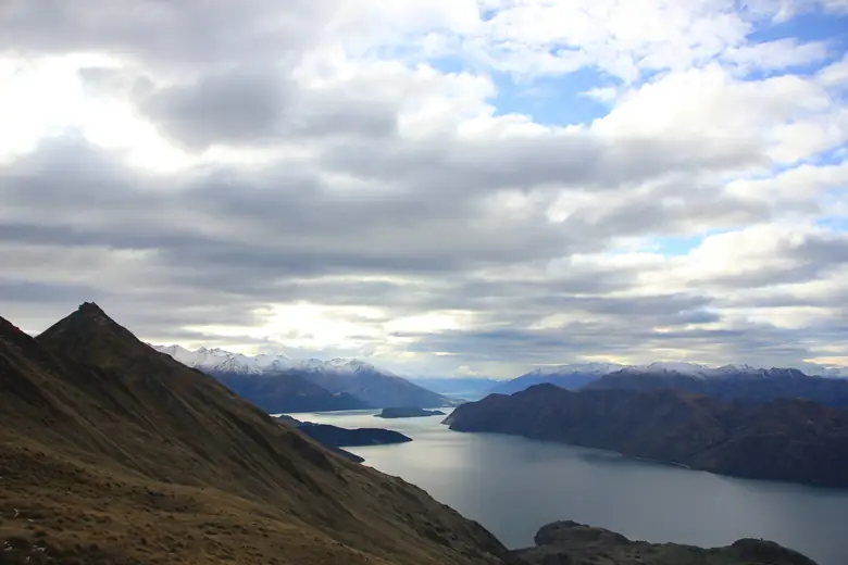 Vista do lago Wanaka e montanhas desde Roys Peak
