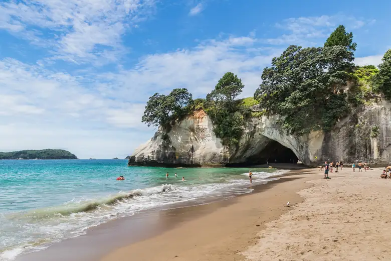 Praia e arcada de pedra de Cathedral Cove com águas turquesa