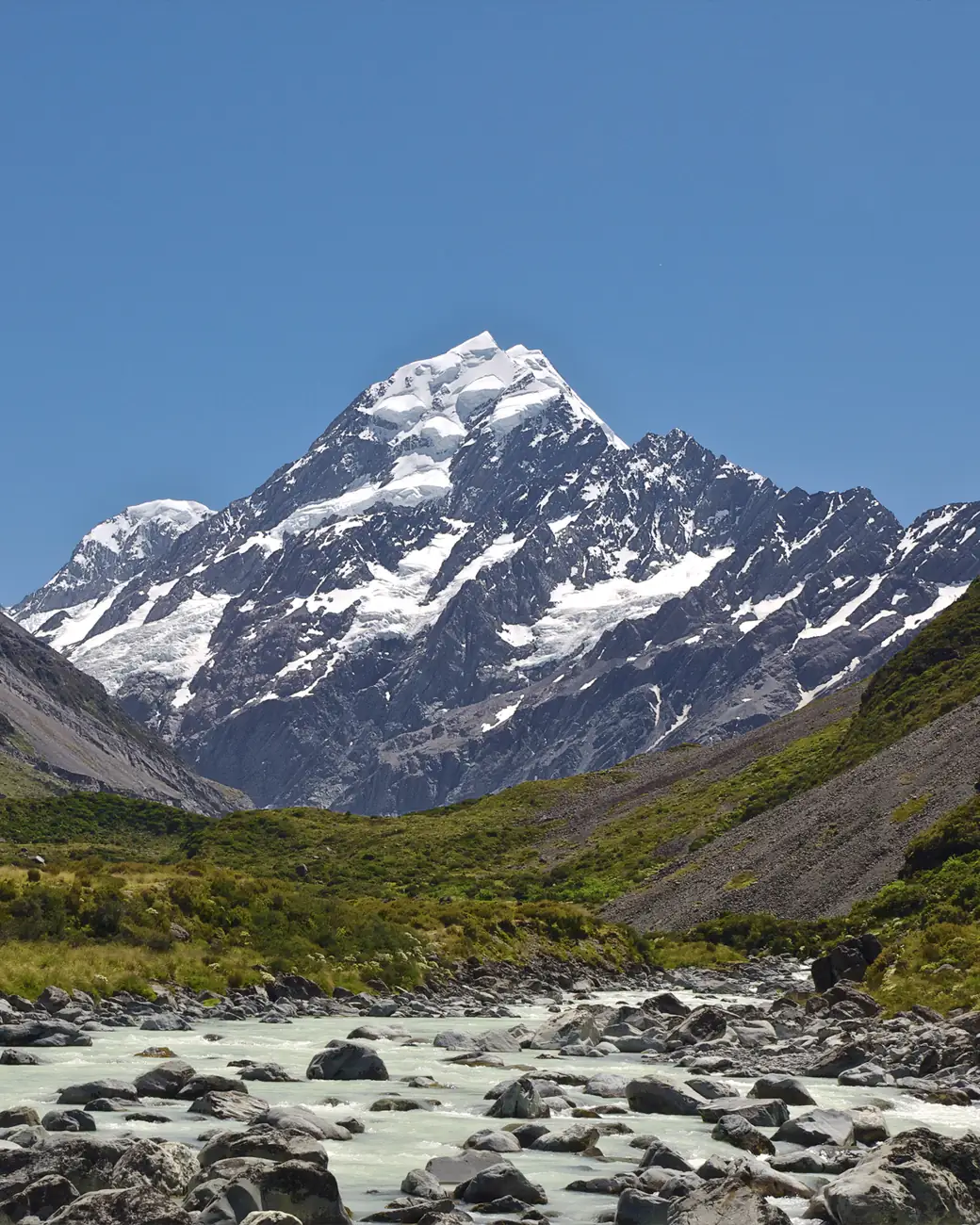 Pico nevado de Aoraki/Mount Cook sobre o vale Hooker, nos Alpes do Sul