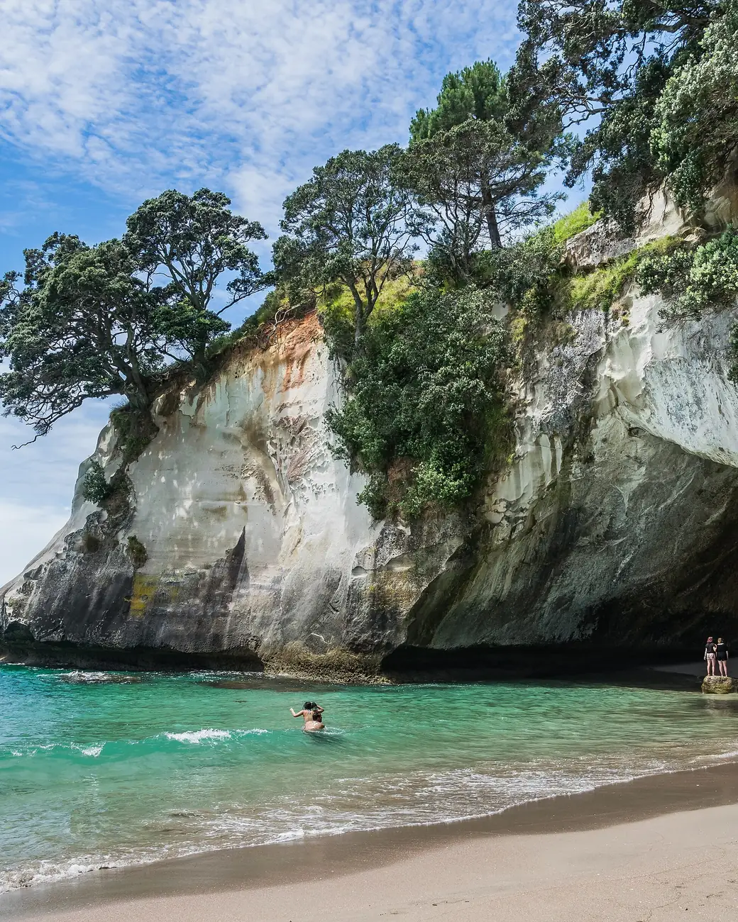 Falésias e mar turquesa de Cathedral Cove, na península de Coromandel