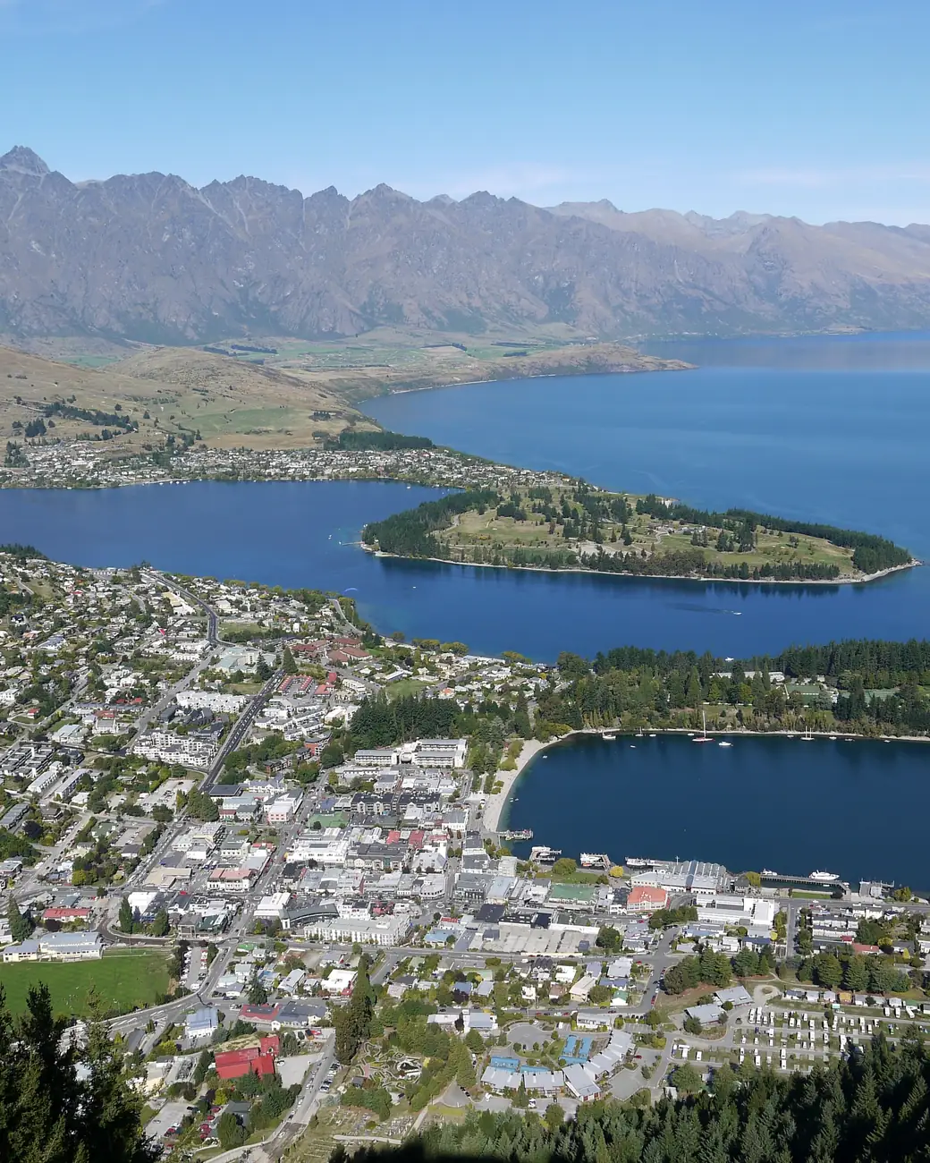 Queenstown vista do alto, entre o lago Wakatipu e a cadeia das Remarkables