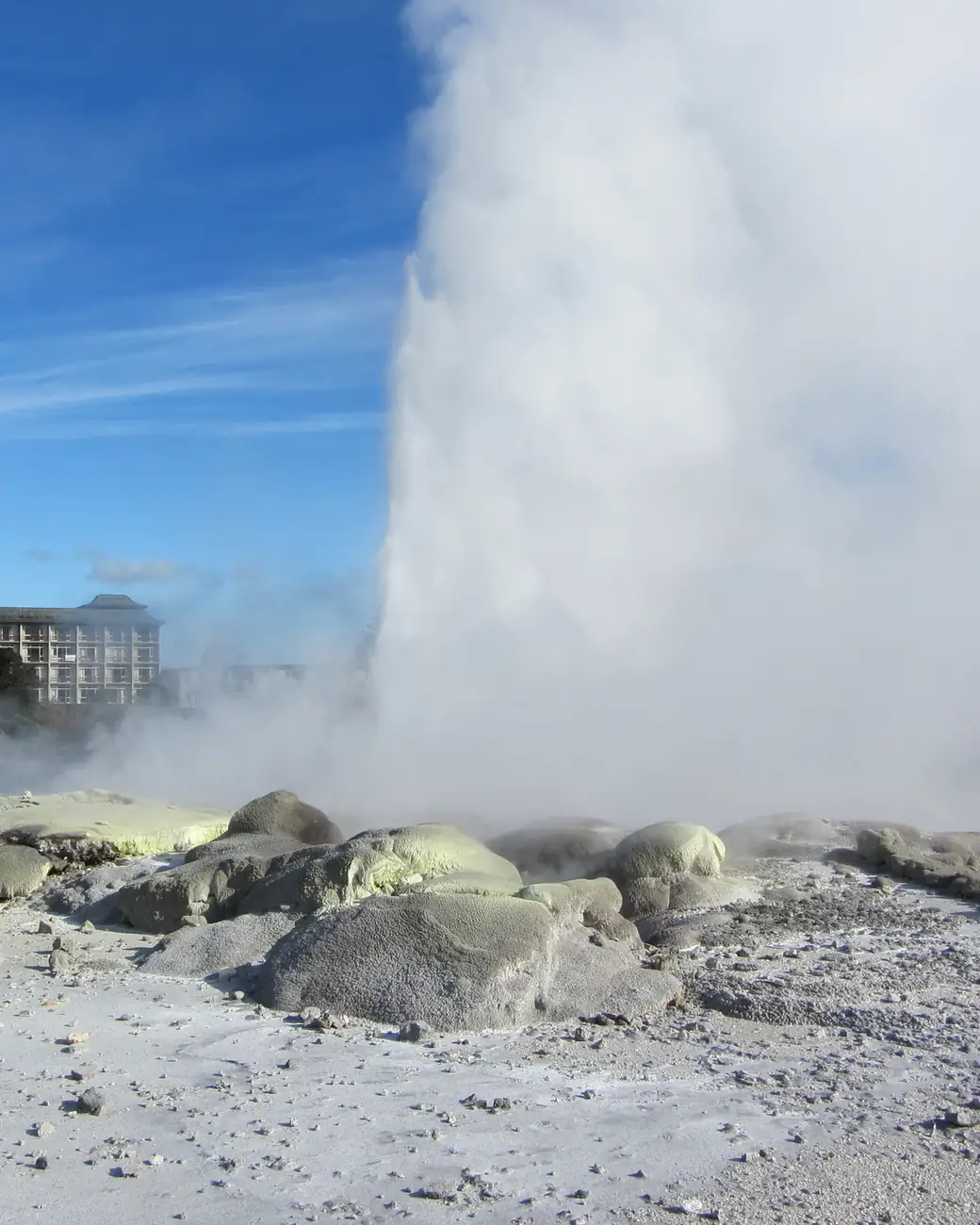 Gêiser Pohutu em erupção entre terraços de sílica em Te Puia, Rotorua