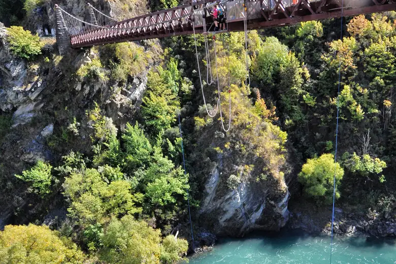 Ponte histórica de Kawarau, berço do bungy jump, sobre o rio turquesa