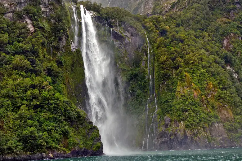 Cachoeira despencando nas paredes de granito de Milford Sound