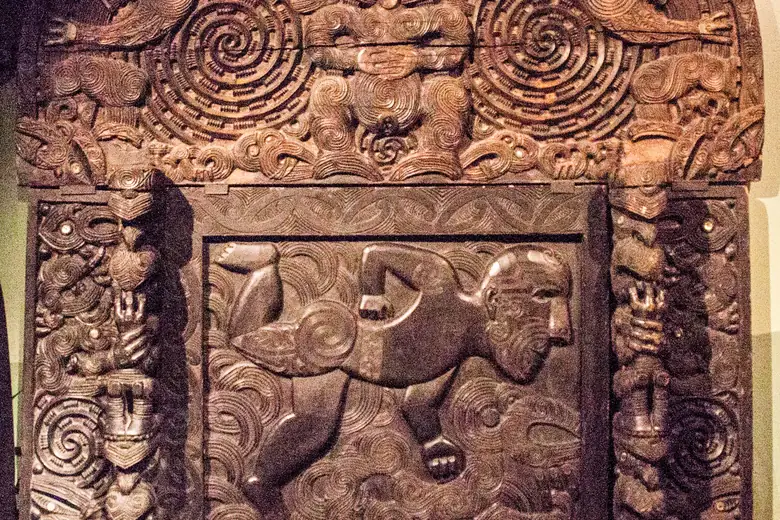 Painel de madeira entalhada da arte maori em museu de Rotorua