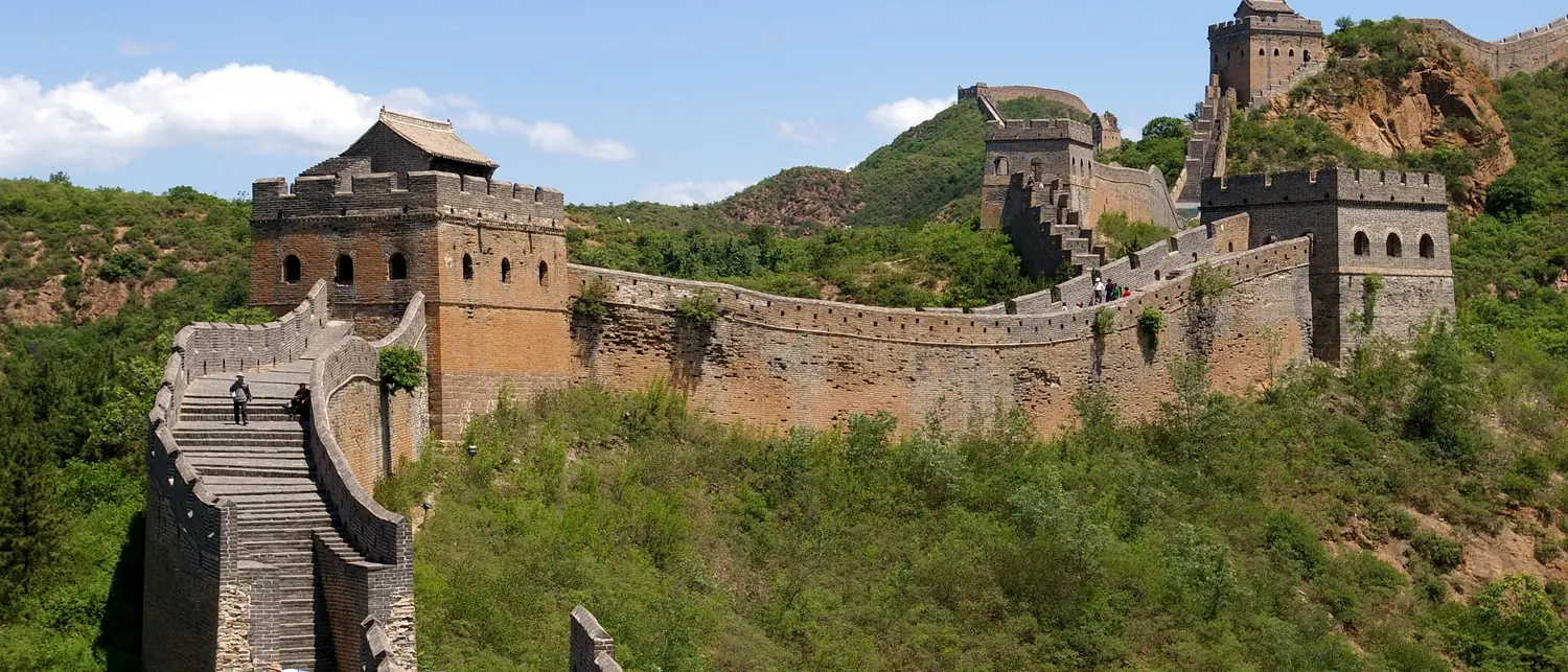 A Grande Muralha de Jinshanling correndo pelas cristas das montanhas
