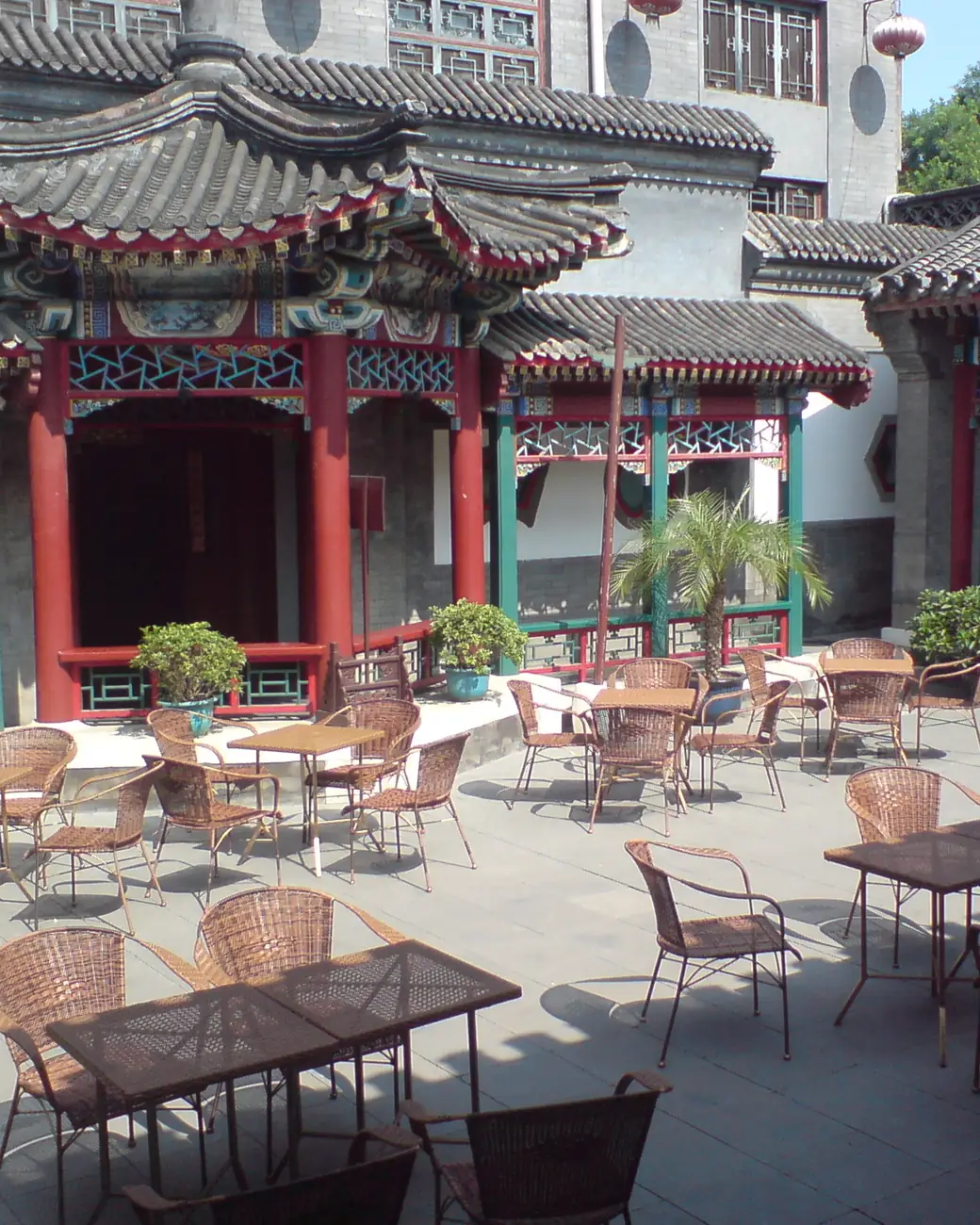 Pátio de uma siheyuan tradicional de Pequim com pavilhões de madeira vermelha