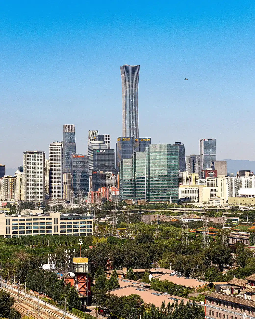O skyline do CBD de Pequim com a torre CITIC ao centro, sob céu azul