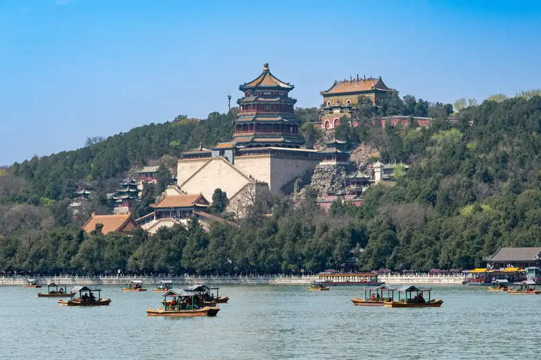Colina da Longevidade e barcos no lago Kunming, no Palácio de Verão