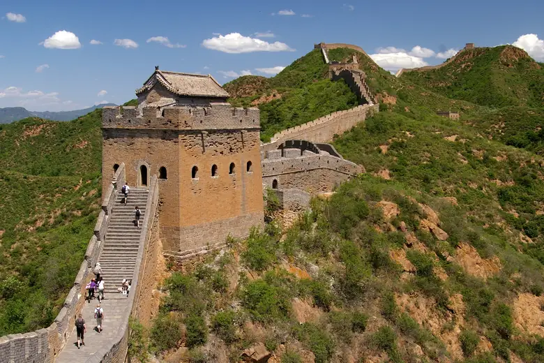 Torres seguidas da Grande Muralha em Jinshanling entre montanhas