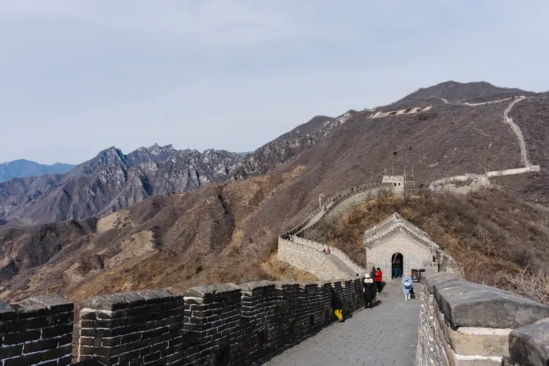Caminho ameado da Grande Muralha em Mutianyu com torre de vigia