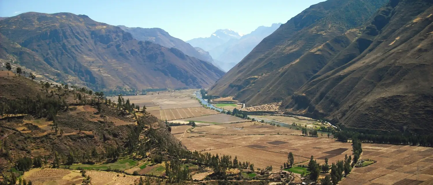 O Vale Sagrado e o rio Urubamba entre as montanhas dos Andes