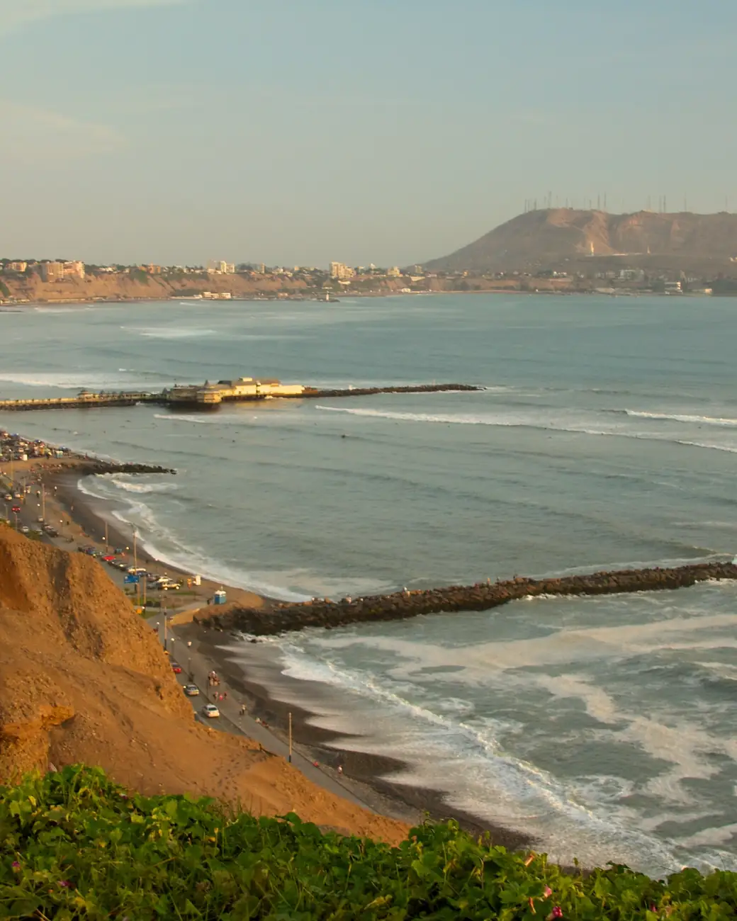 Falésias verdes de Miraflores debruçadas sobre o oceano Pacífico em Lima