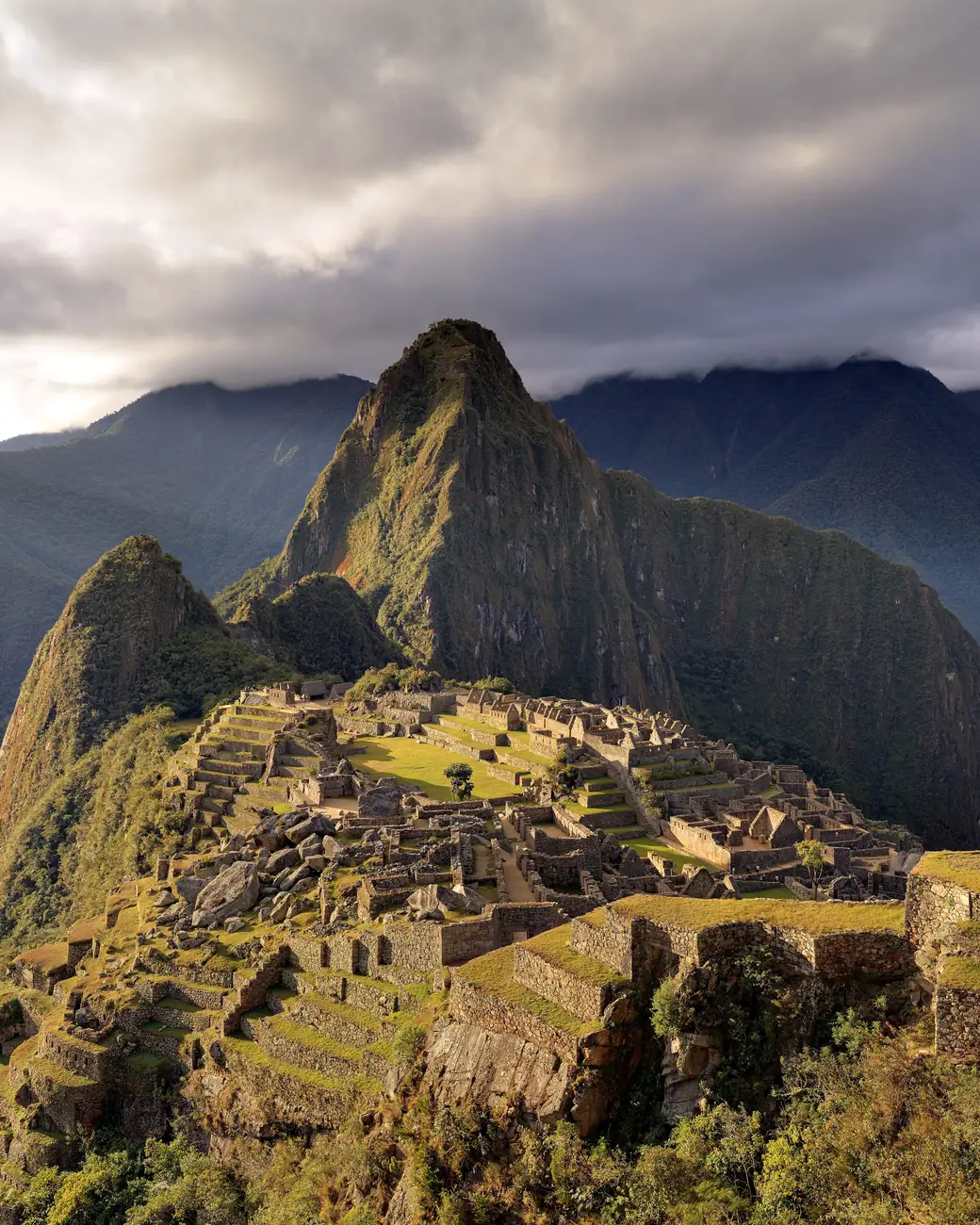 Cidadela de Machu Picchu vista do alto com o Huayna Picchu ao fundo