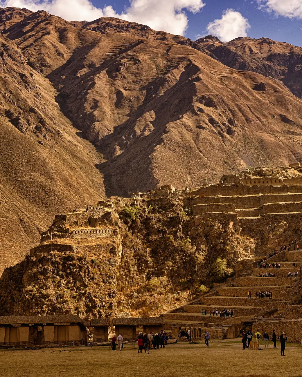 Terraços incas de Ollantaytambo subindo a encosta no Vale Sagrado