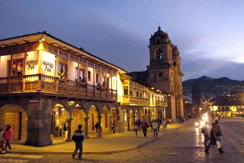 Plaza de Armas de Cusco ao entardecer