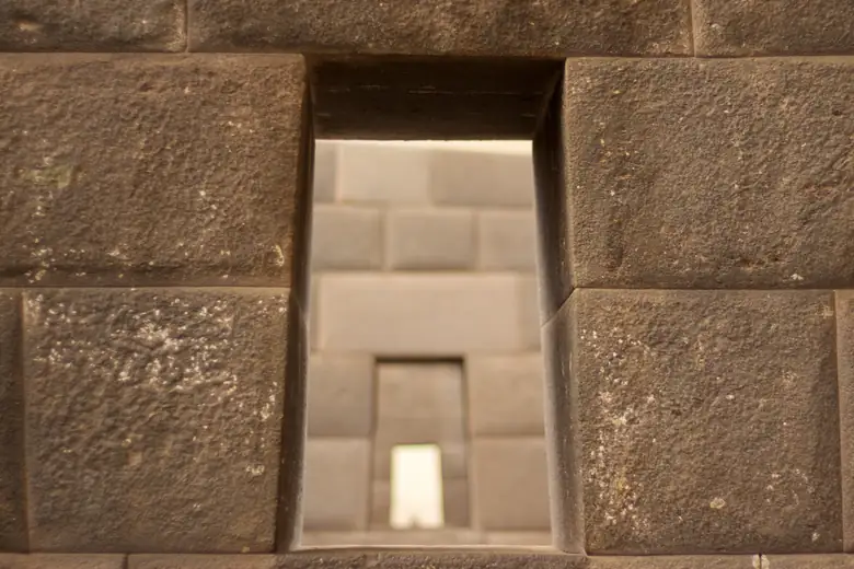 Nichos trapezoidais alinhados na cantaria inca do Qorikancha