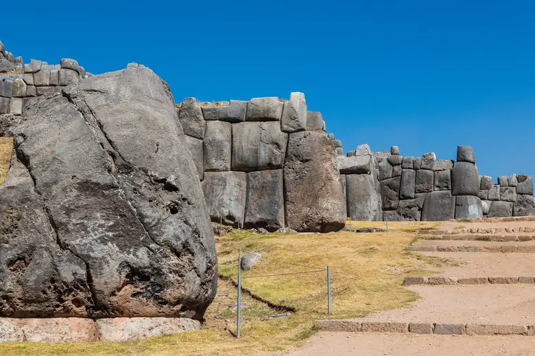Blocos de pedra gigantes encaixados nas muralhas de Sacsayhuamán