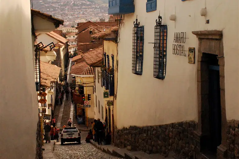 Ladeira de pedra com casarios coloniais no bairro de San Blas, em Cusco