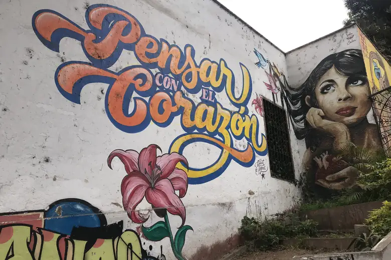 Mural de arte de rua colorido num casarão de Barranco, em Lima