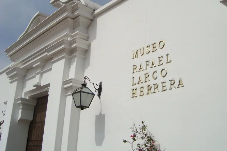 Fachada branca do Museo Larco com lampião e buganvílias, em Lima