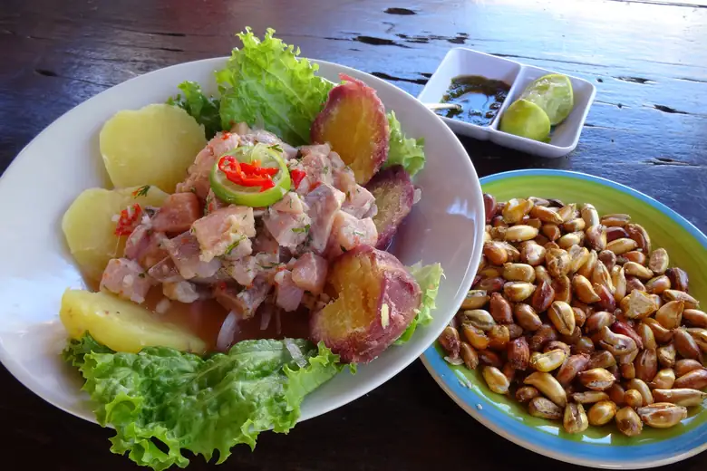 Ceviche peruano servido com milho, batata-doce e cebola-roxa