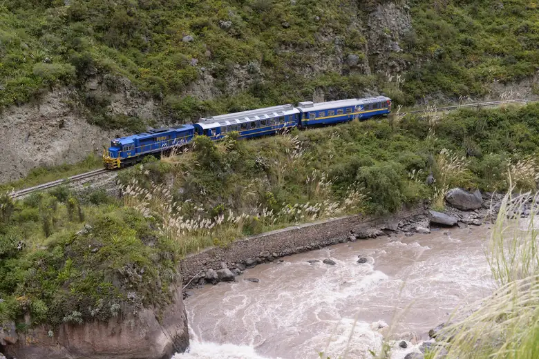 Trem panorâmico margeando o rio Urubamba rumo a Machu Picchu
