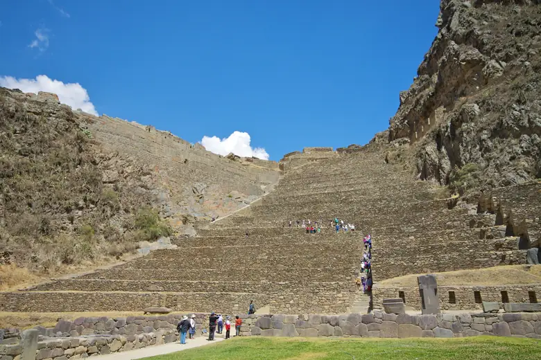 Terraços da fortaleza inca de Ollantaytambo sob o céu azul