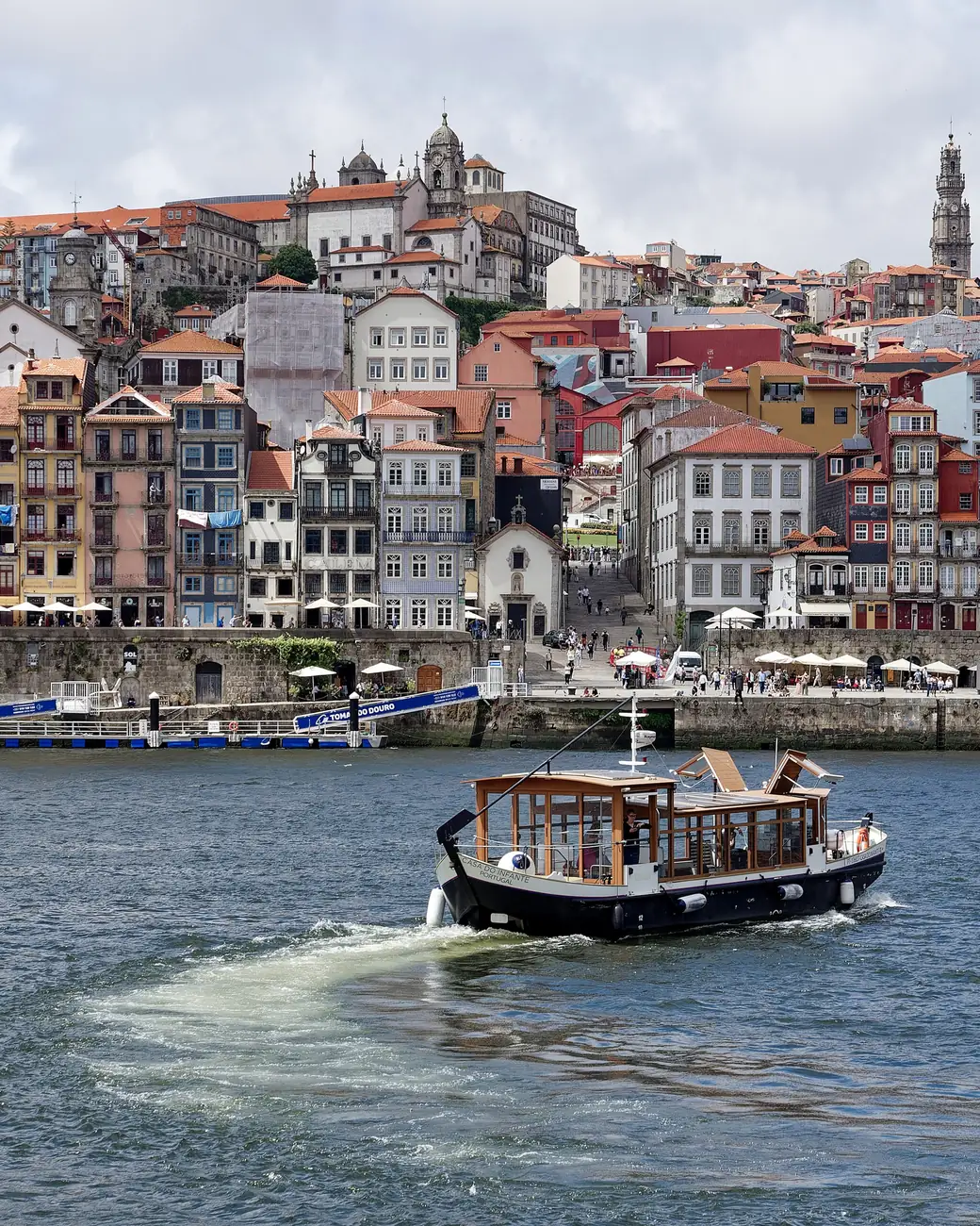 Casario da Ribeira do Porto refletido no rio Douro