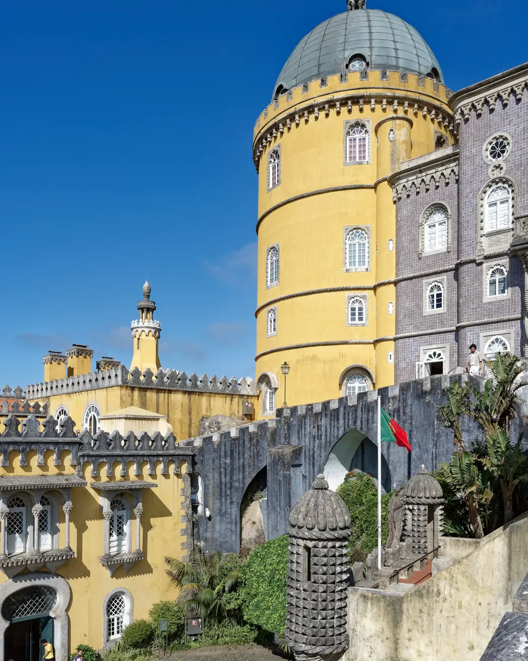 Palácio da Pena colorido no alto da serra de Sintra
