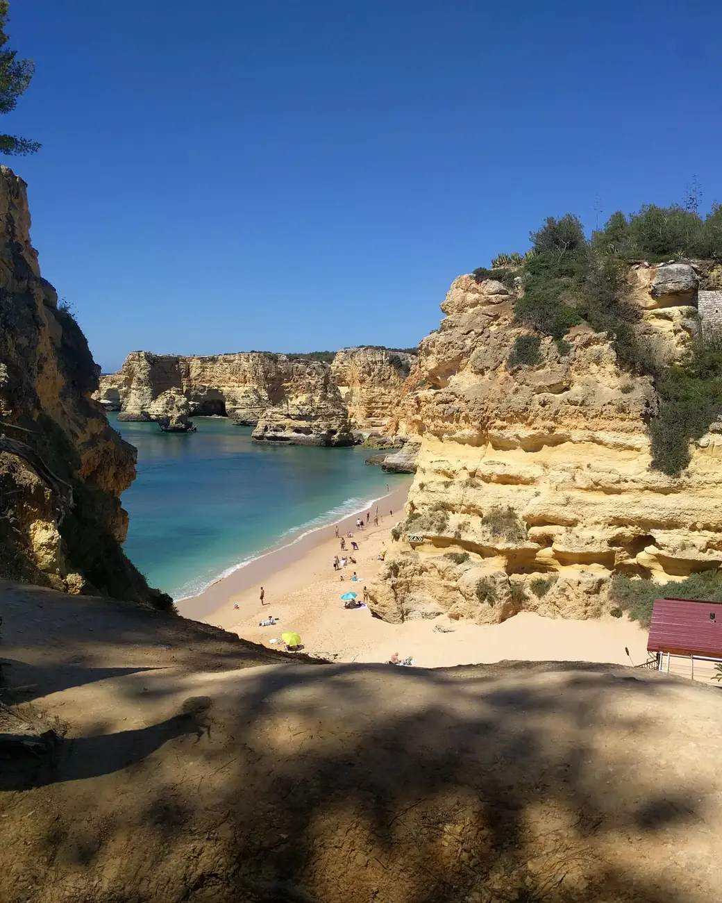 Falésias douradas e mar turquesa na costa do Algarve