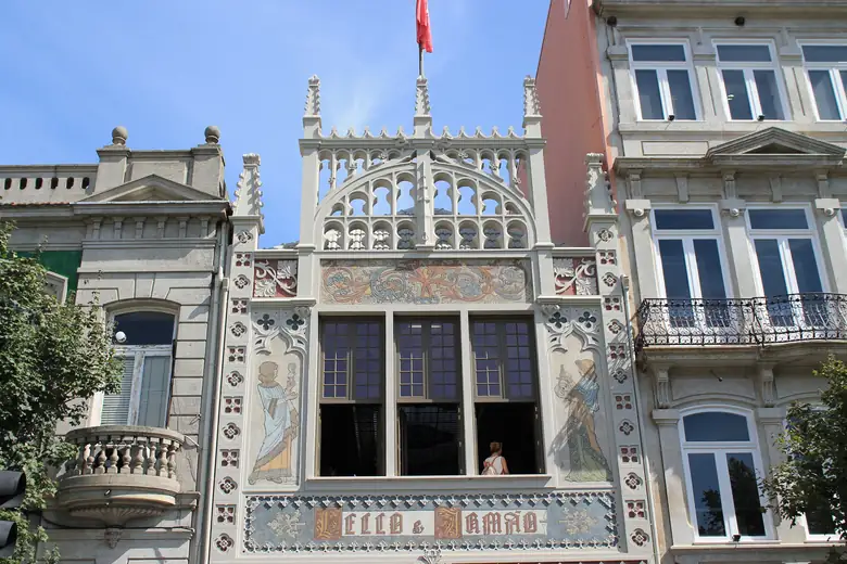 Fachada neogótica da Livraria Lello no Porto