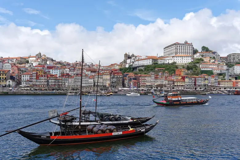 Barcos rabelos ancorados no Douro diante das caves de Gaia