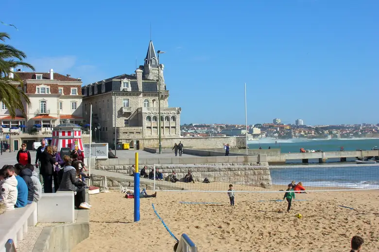 Baía de Cascais com barcos e casario à beira-mar