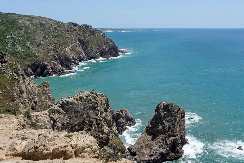 Falésias do Cabo da Roca sobre o mar turquesa do Atlântico