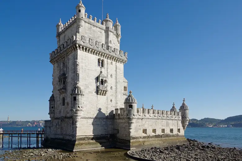 Torre de Belém à beira do rio Tejo em Lisboa
