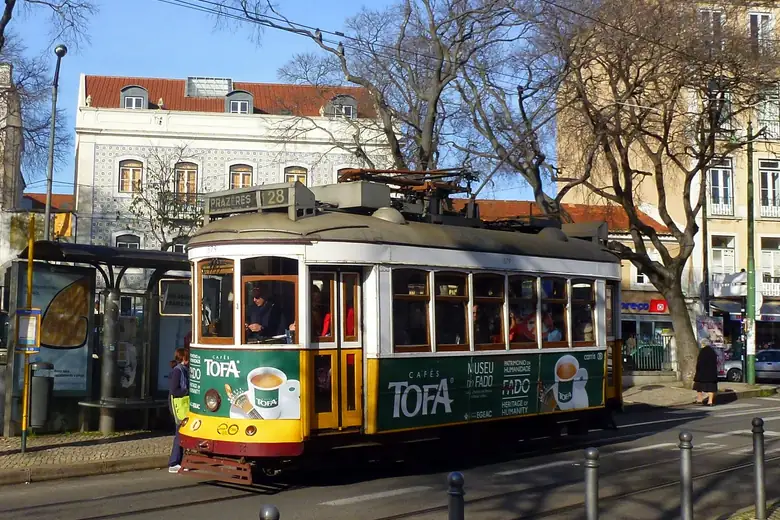 Elétrico amarelo clássico nas ruas de Lisboa