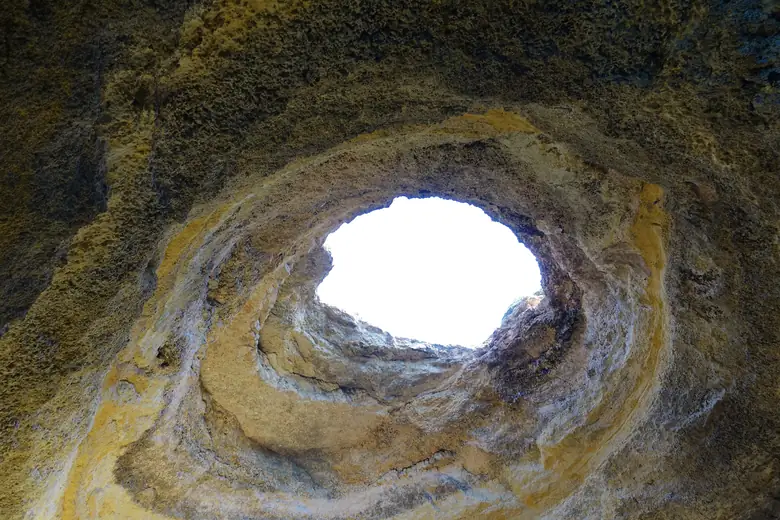 Gruta marinha de Benagil com claraboia aberta para o céu