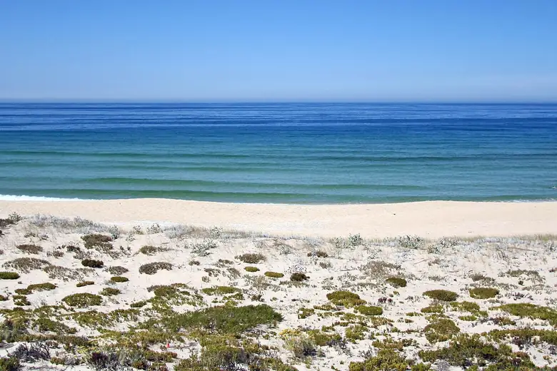 Praia extensa e dunas na região da Comporta