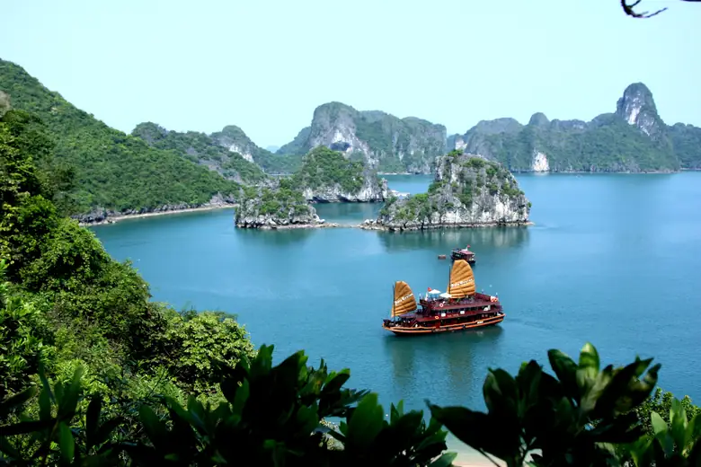 Junco de velas tradicionais na Baía de Ha Long