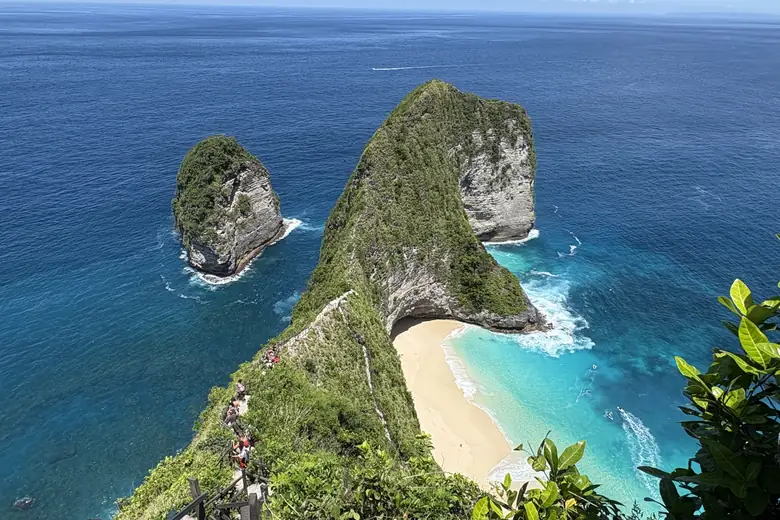 Falésias e praia de areia clara em Nusa Penida, perto de Bali