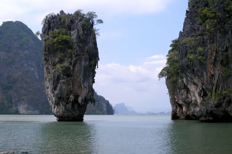 Torres de calcário emergindo do mar na Baía de Phang Nga
