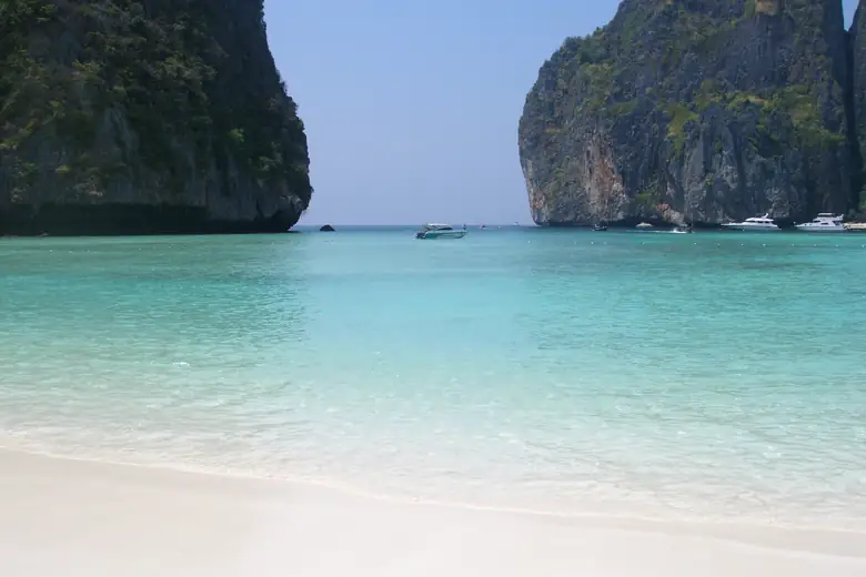 Enseada de águas claras cercada por falésias nas ilhas Phi Phi