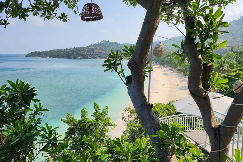 Praia de coqueiros e mar calmo em Koh Samui