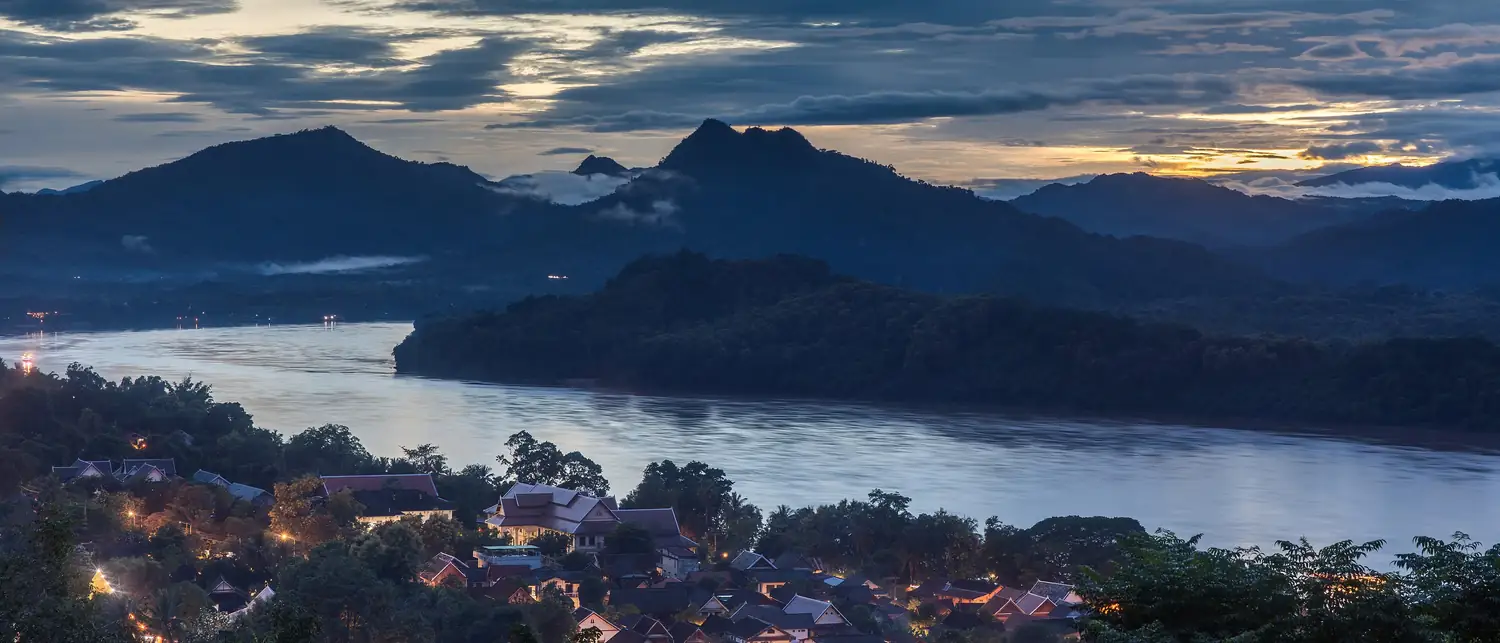 Entardecer sobre o vale do rio Mekong, em Luang Prabang