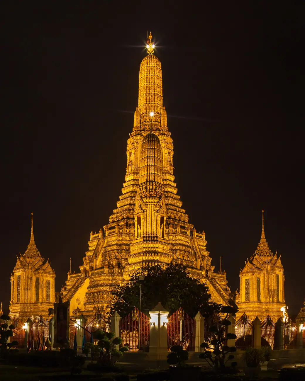 O templo Wat Arun à beira do rio Chao Phraya, em Bangkok