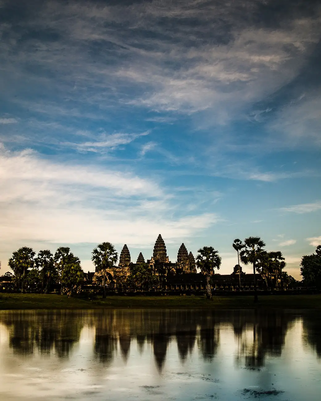 As torres de Angkor Wat refletidas no espelho d'água, no Camboja