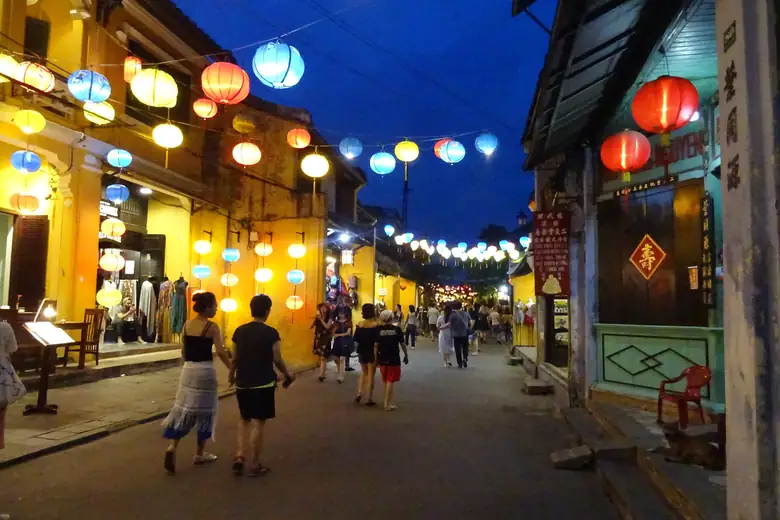 Lanternas coloridas iluminando a noite na cidade antiga de Hoi An